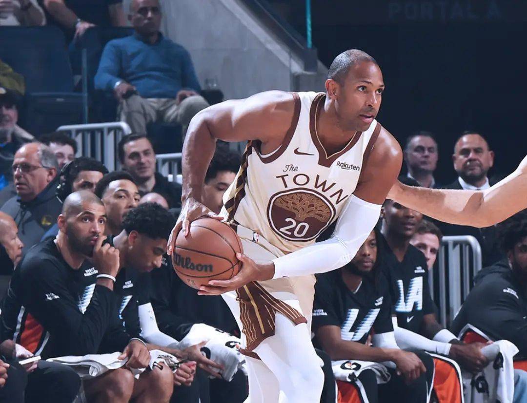 九游游戏中心_包含洛杉矶快船NBA击败金州勇士莱昂纳德中投命中的词条